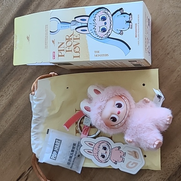 Pop Mart Labubu PIN FOR LOVE "G" - Picture 3 of 5